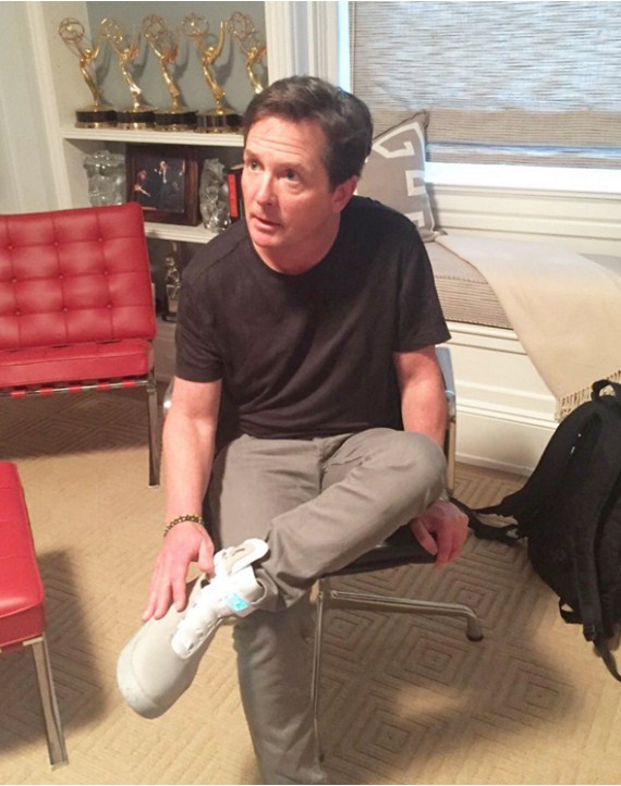 Актёру, сыгравшему Марти МакФлая, подарили настоящие кроссовки с автошнуровкой (5 фото + видео)
