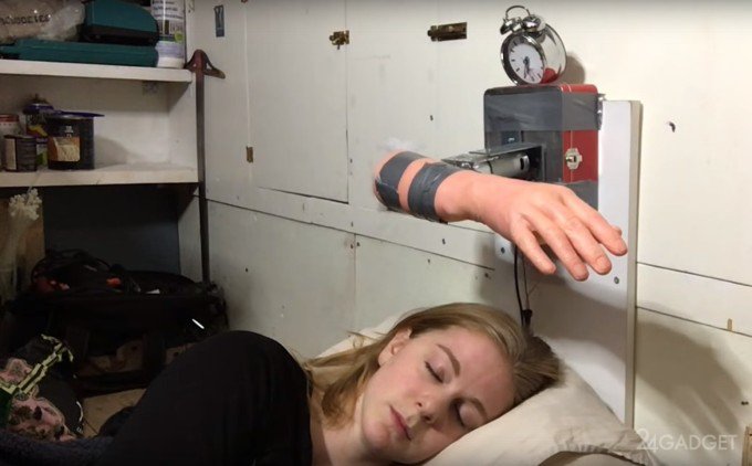 Агрессивный будильник с рукой (видео)