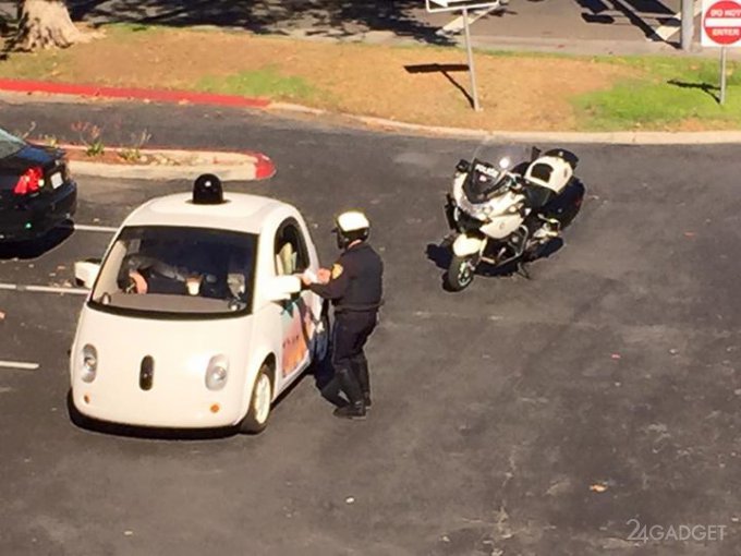 Американский полицейский задержал беспилотный автомобиль Google (2 фото)