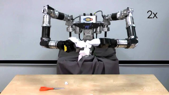 Робот готовится к Новому году (2 видео)