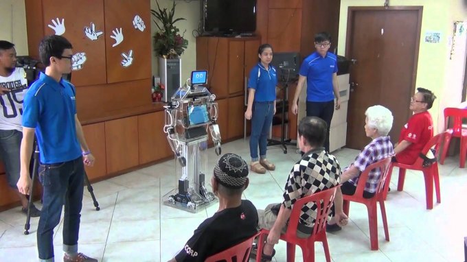 Сингапурские пенсионеры предпочитают роботов (5 фото + видео)
