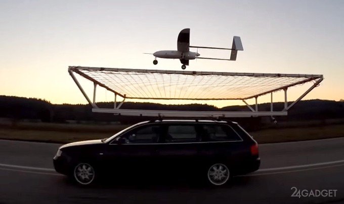 Посадка самоуправляемого дрона на движущееся авто (видео)