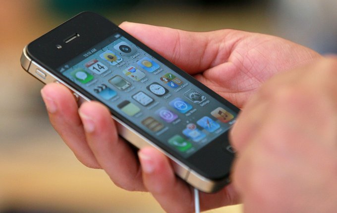 Владельцы тормозящих iPhone подали в суд на Apple
