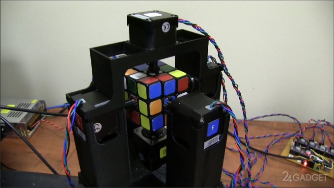 Робот собирает кубик Рубика за одну секунду (видео)