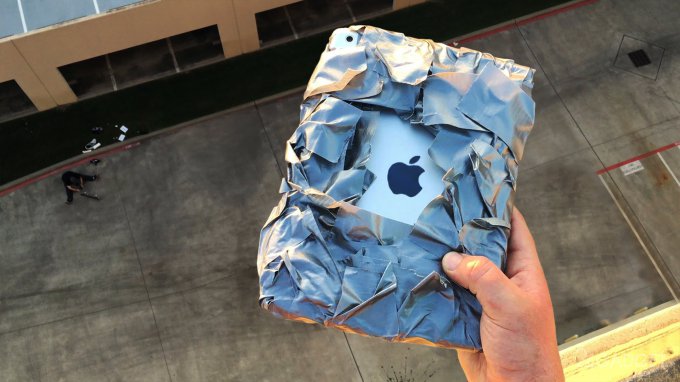 Чехол из желе защищает iPhone при падениях (3 фото + 2 видео)