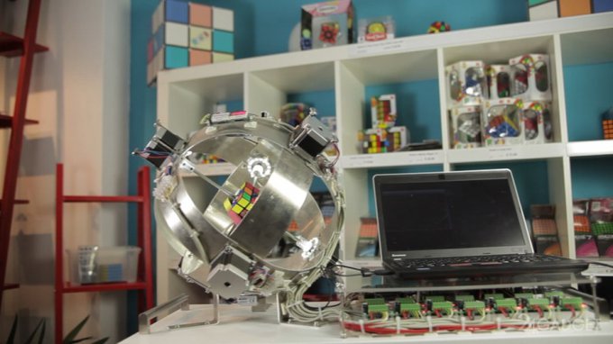 Робот установил очередной рекорд на сборке кубика Рубика (3 фото + 2 видео)