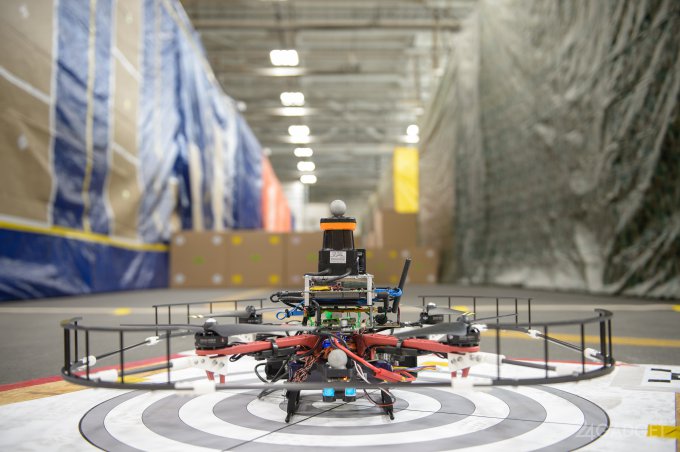 Автономный дрон от DARPA облетает препятствия на скорости 20 метров в секунду (4 фото + видео)