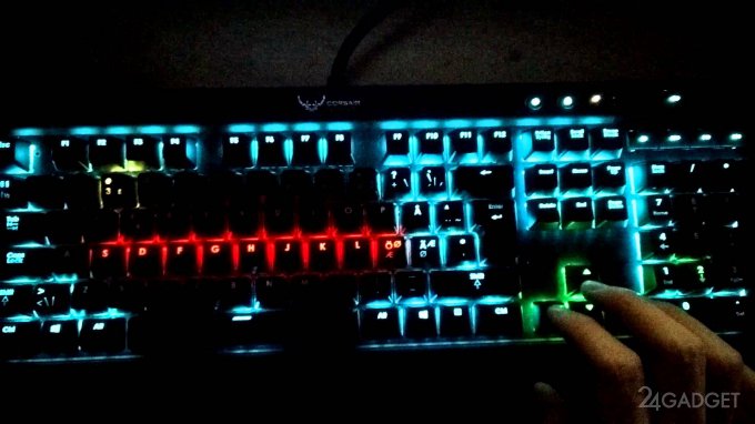 Клавиатура с подсветкой стала игровым полем для игры Змейка (видео)