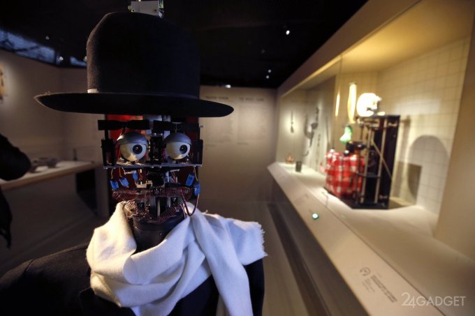 Робот-искусствовед из парижского музея (11 фото + видео)