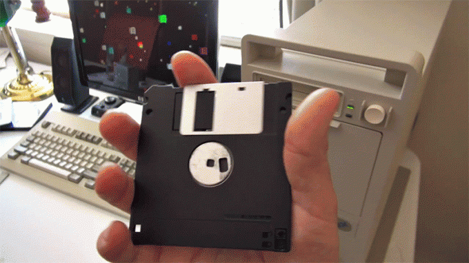 Моддер превратил 20-летний флоппи-дисковод в современный картридер (6 фото)