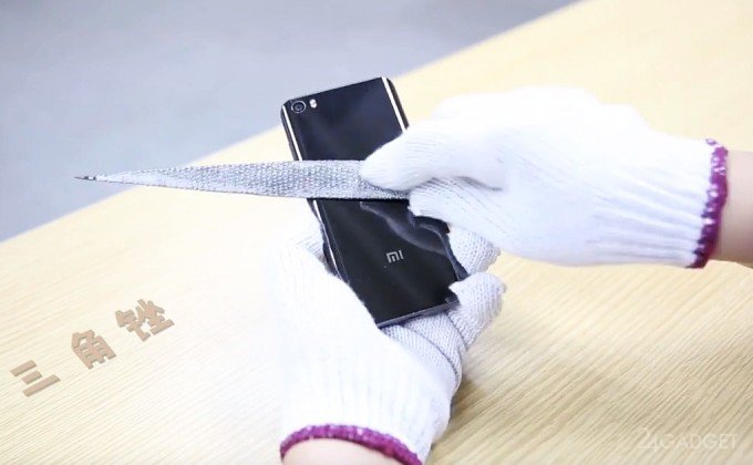 Флагман Xiaomi с керамическим покрытием проверили на прочность (видео)