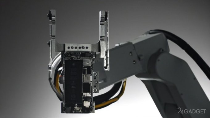 Робот потрошит смартфоны Apple (4 фото + видео)