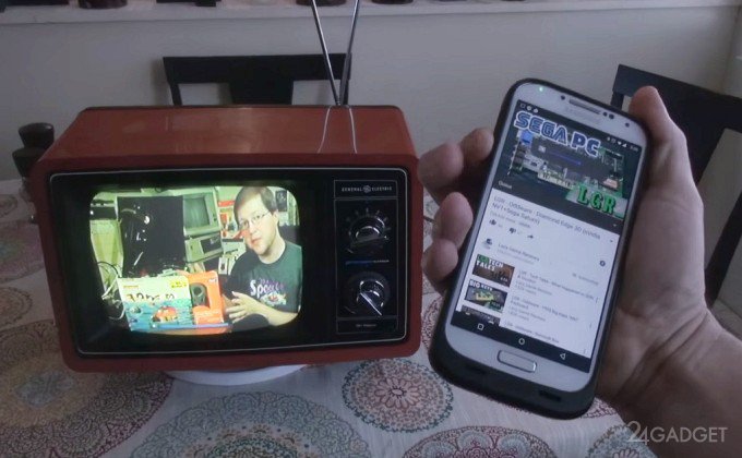 Американец подключил устаревший телевизор к интернету (видео)