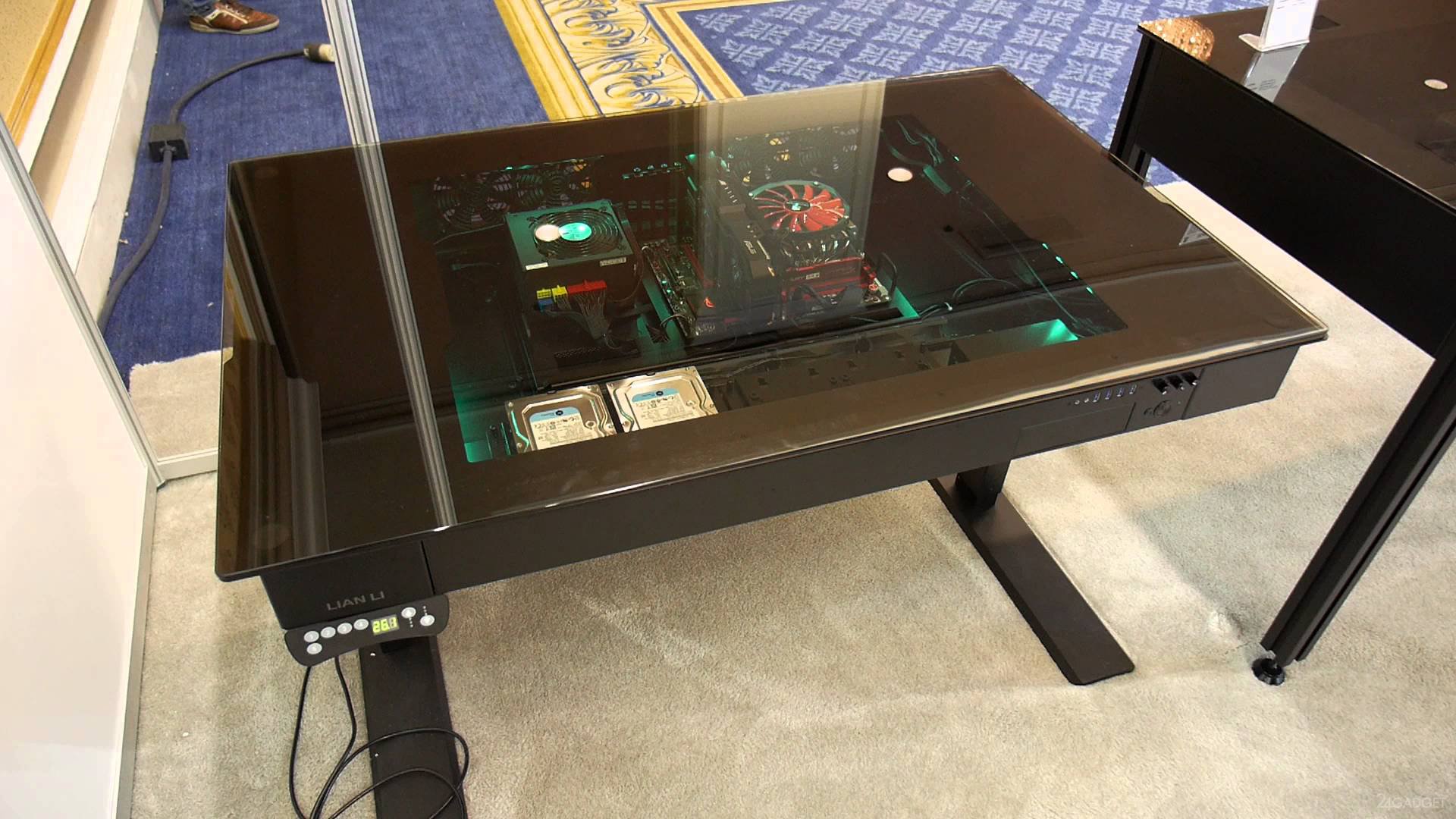 стеклянный стол с компьютером внутри