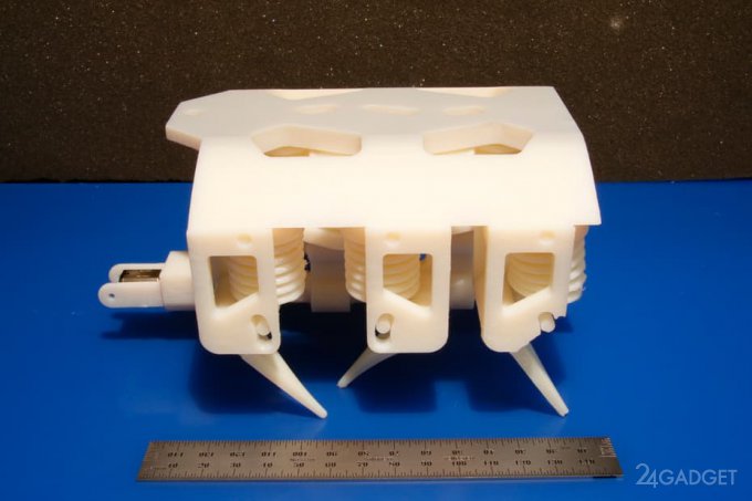 На 3D-принтере напечатали робота с работающей гидравликой (видео)