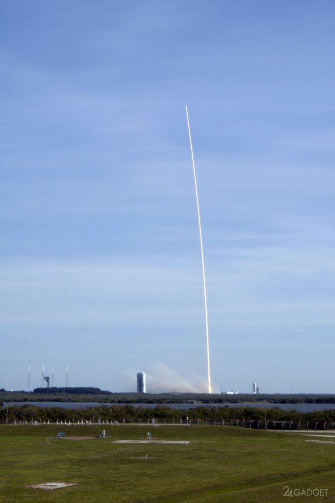 Первое успешное приземление Falcon 9 на баржу в океане (10 фото + 2 видео)