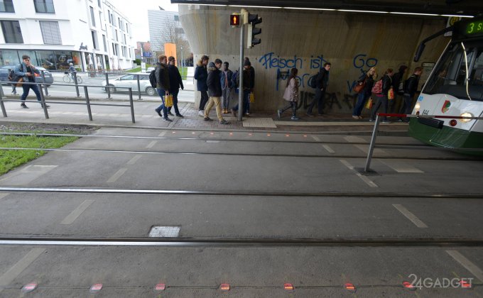 В Германии устанавливают светофоры для людей, зависимых от гаджетов (3 фото + видео)