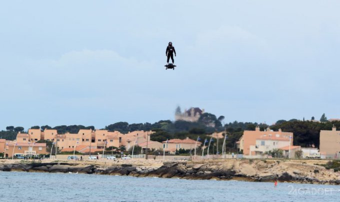 A new world flight record has been set on hoverboard (9 photos + video)