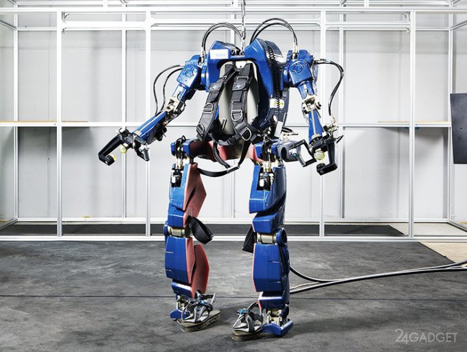 Экзоскелет, превращающий любого человека в робота (7 фото)