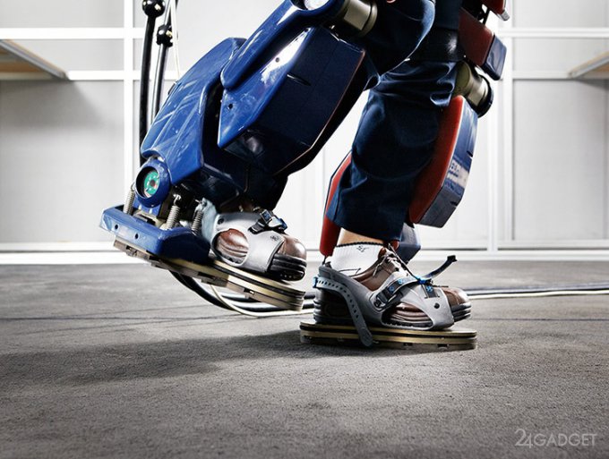 Экзоскелет, превращающий любого человека в робота (7 фото)