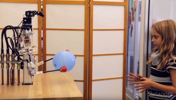 Быстрый и ловкий гидропневматический робот (4 фото + видео)