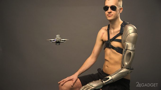 Инвалид-геймер получил бионический протез в стиле Metal Gear Solid (11 фото + 2 видео)