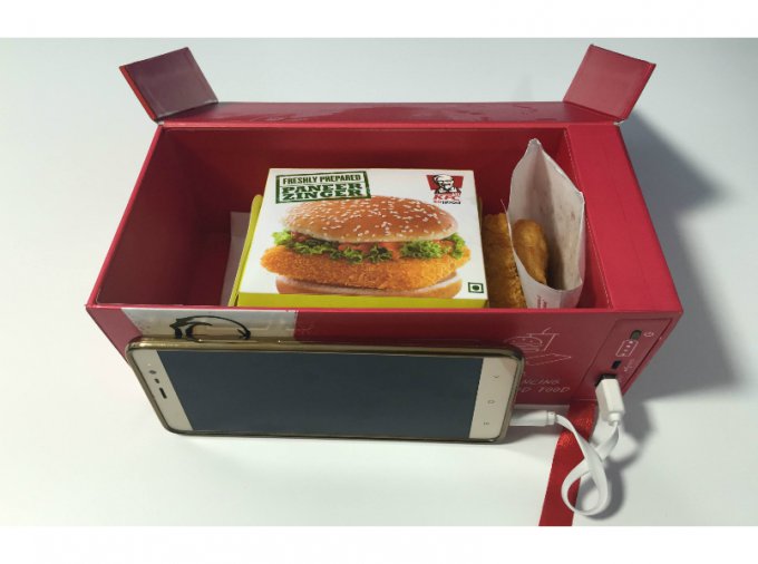 Коробка из KFC научилась заряжать смартфоны (4 фото + видео)