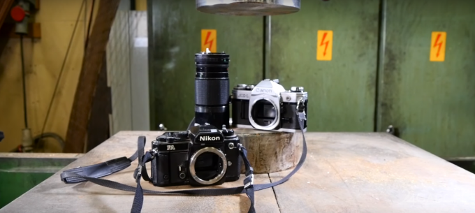 Зеркалки Nikon и Canon против гидравлического пресса (видео)