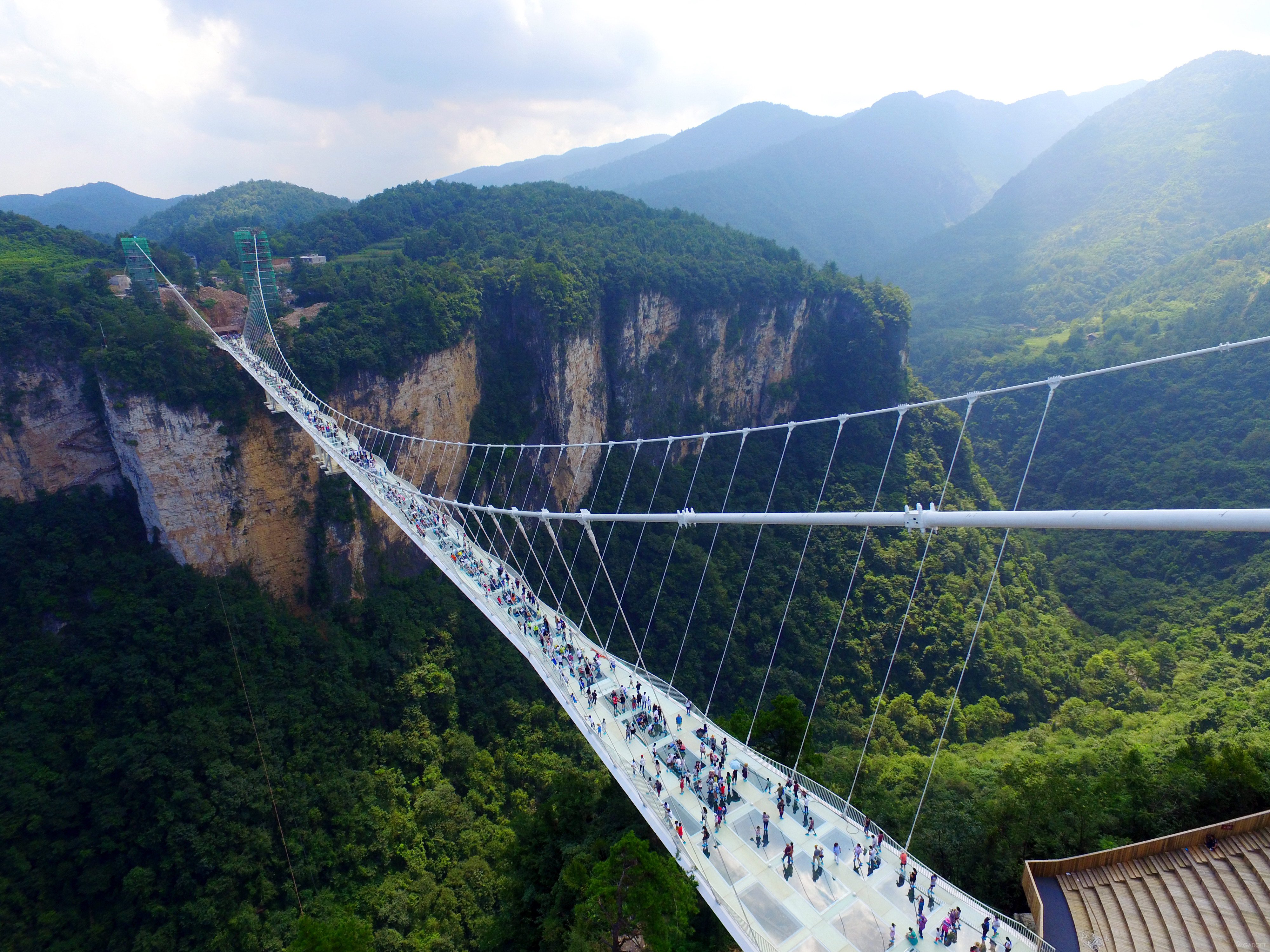 Самая длинная. Стеклянный мост Чжанцзяцзе, Китай. Стеклянный мост в провинции Хунань. Национальный парк Чжанцзяцзе Китай стеклянный мост. Стеклянный мост в парке Чжанцзяцзе.