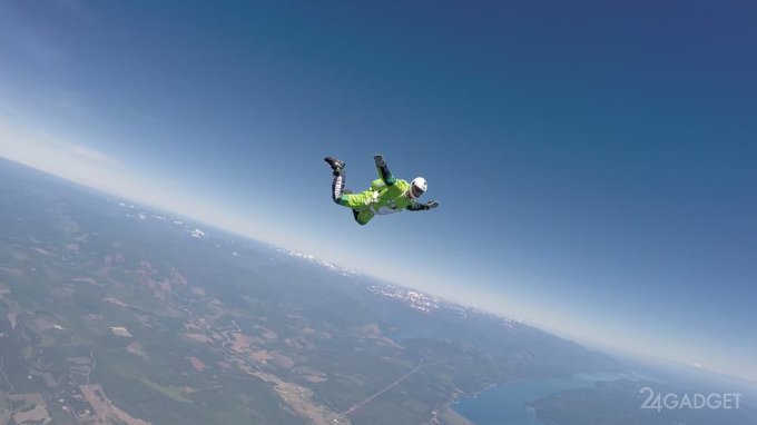 Экстремал прыгнул без парашюта с высоты 7.6 км (9 фото + видео)