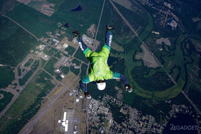 Экстремал прыгнул без парашюта с высоты 7.6 км (9 фото + видео)