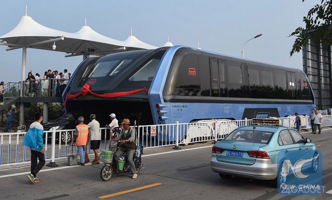 Китайцы испытали автобус, движущийся над автомобилями (6 фото + видео)