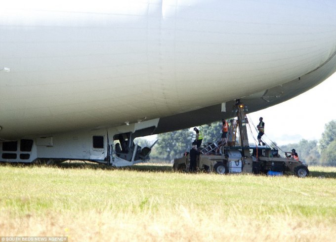 Гигантский дирижабль рухнул во время испытаний (8 фото + видео)