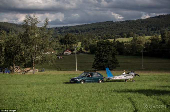 Энтузиаст собрал личный самолет, чтобы летать на работу (30 фото)