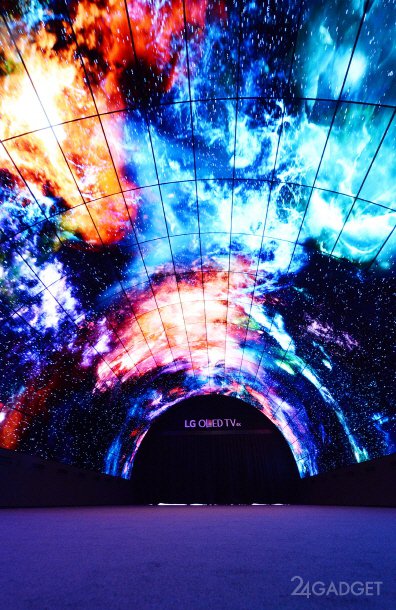 15-метровый тоннель из изогнутых OLED-панелей LG (3 фото + видео)