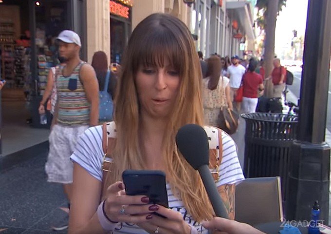 Телеведущий разыграл прохожих, выдавая их собственные iPhone за iPhone 7 (видео)