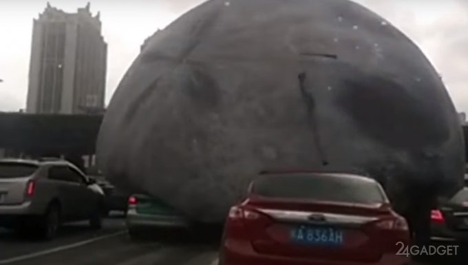 Надувная Луна катается по машинам и людям в Китае (видео)