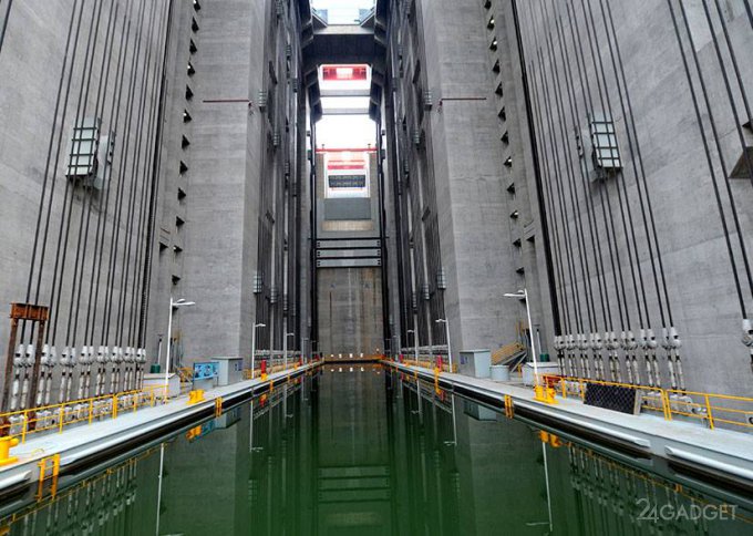 В Китае заработал самый большой в мире лифт (11 фото + 2 видео)