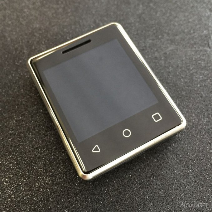 Выпущен самый маленький сенсорный телефон (7 фото)