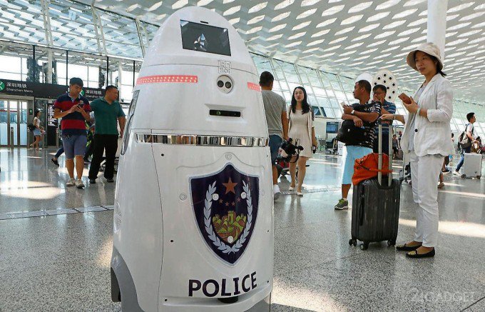 В китайском аэропорту за порядком следит робот с электрошокером (5 фото + видео)