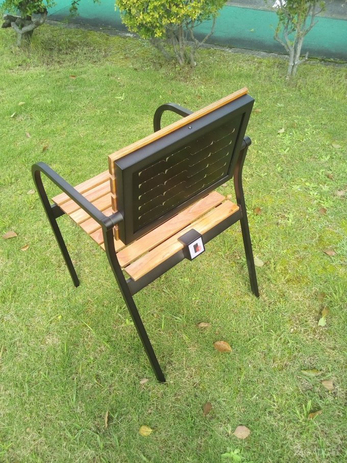 Кресло с солнечной панелью от Sharp (3 фото)