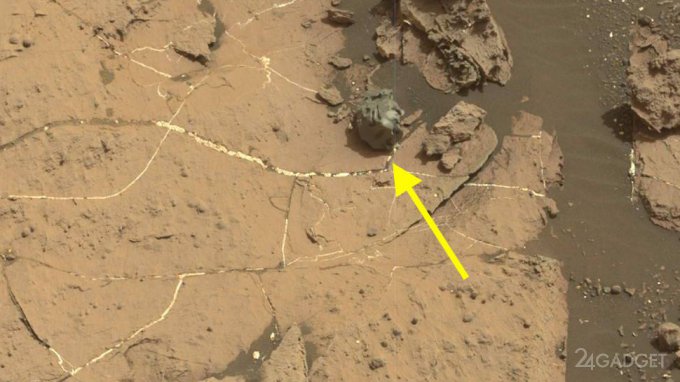 Марсоход Curiosity нашел металлический шар (6 фото)