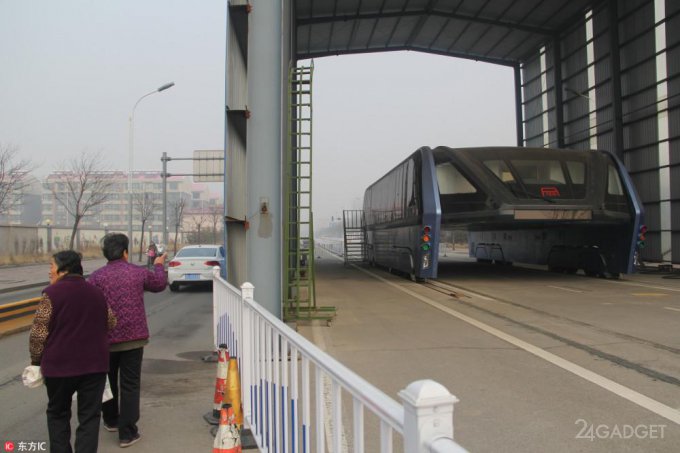 Портальный автобус TEB-1 брошен на окраине Шанхая (9 фото)
