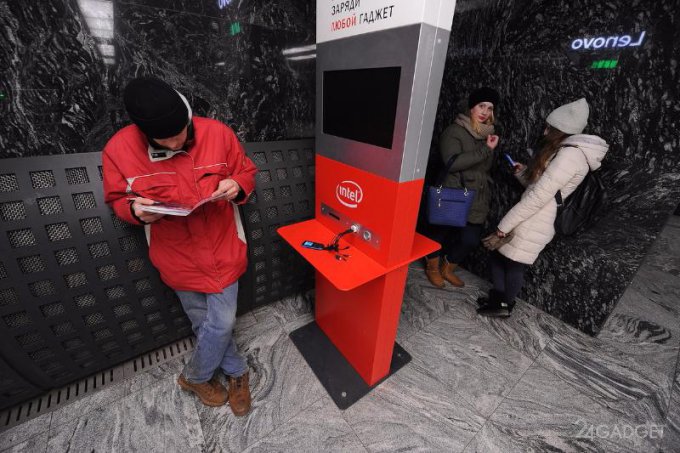 На 43 станциях московского метро появились стойки для зарядки гаджетов