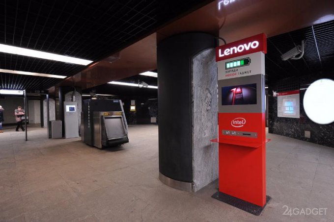 На 43 станциях московского метро появились стойки для зарядки гаджетов