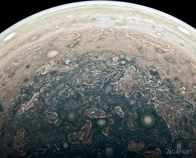 Станция «Юнона» запечатлела южный полюс Юпитера (4 фото)