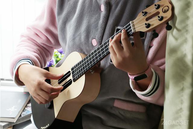 Xiaomi обучает игре на укулеле (15 фото)