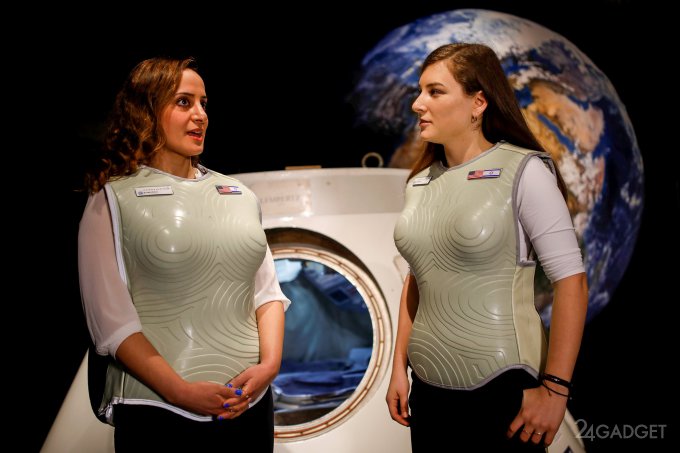 A vest has been created that will protect astronauts in outer space (4 photos)