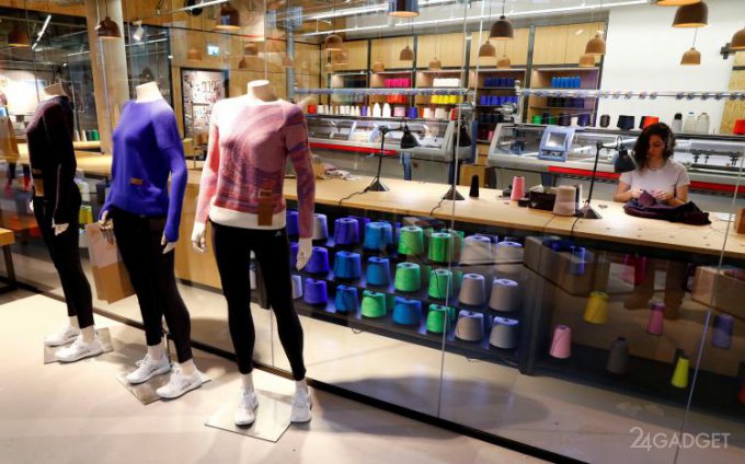 Adidas свяжет эксклюзивный свитер на заказ прямо в магазине (9 фото)
