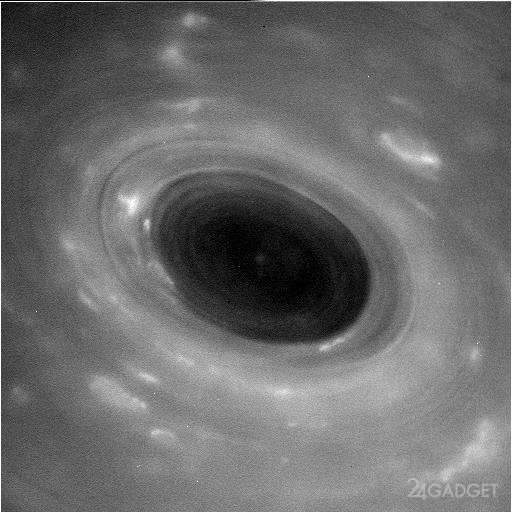 «Кассини» показал Сатурн с близкого расстояния (5 фото)